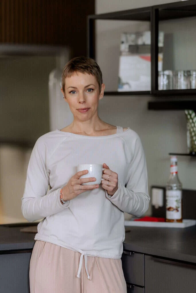 Stephanie Hartdegen, Ärztin für hormonelle Gesundheit in Göttingen, steht mit einer Tasse in der Küche.